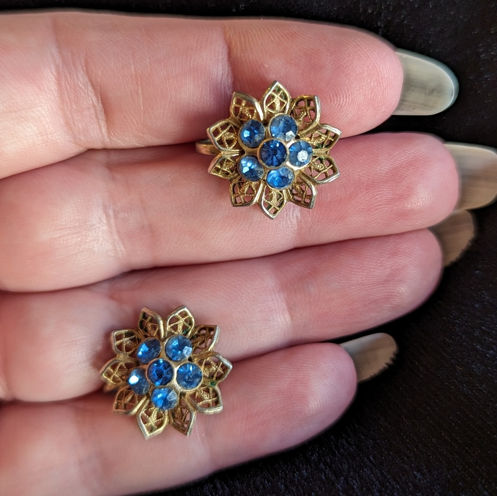 Vintage Gold Tone/Blue Stone Screw-On Earrings - Picture 2 of 4